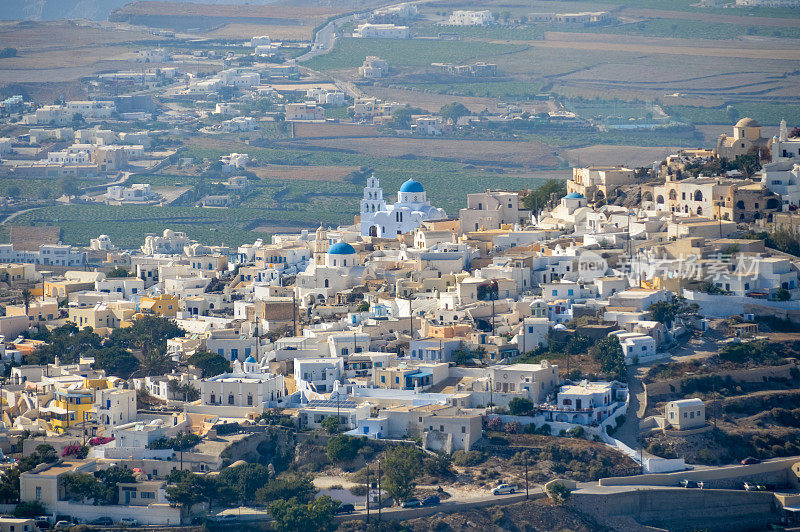 希腊圣托里尼岛上皮尔格斯镇的鸟瞰图