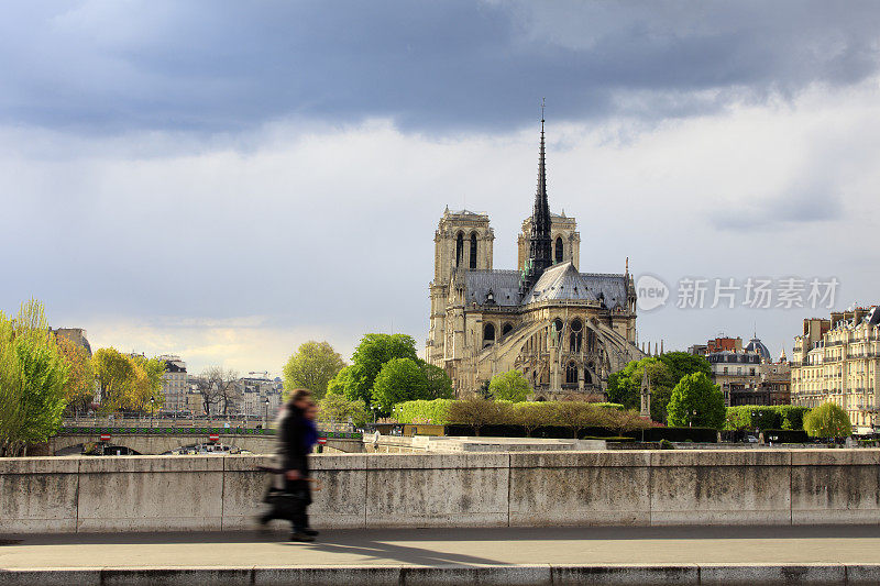 穿过塞纳河的巴黎圣母院和一座古老的桥