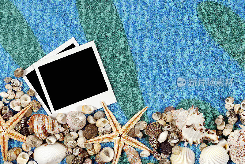 海滩毛巾与海滨收集和空白的即时打印照片