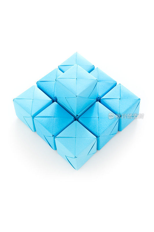 蓝色方块金字塔