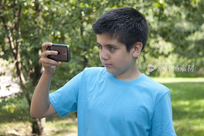 少年用手机拍摄