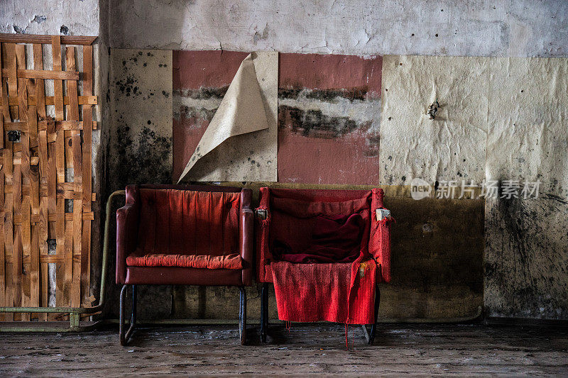旧房间里的两把红椅子