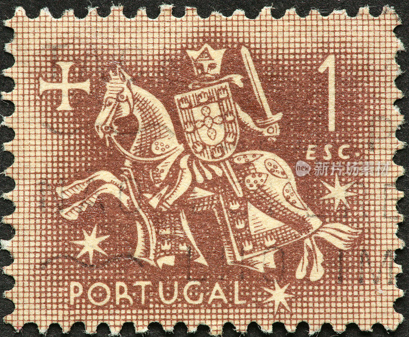 在古老的葡萄牙邮票上的穿着盔甲的骑马骑士。