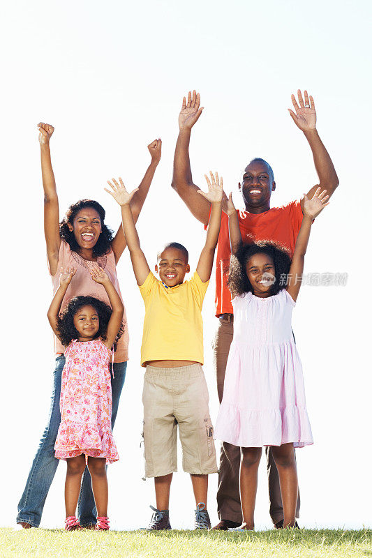 一个非裔美国家庭举起双手微笑着