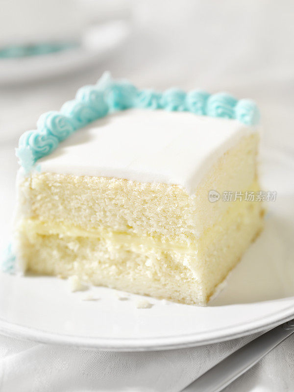 一片白色生日蛋糕
