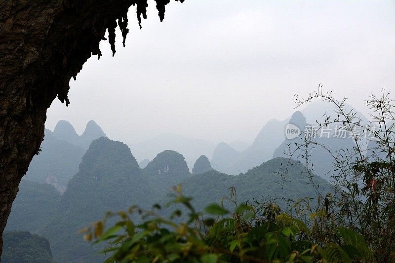 广西阳朔月亮山的喀斯特景观