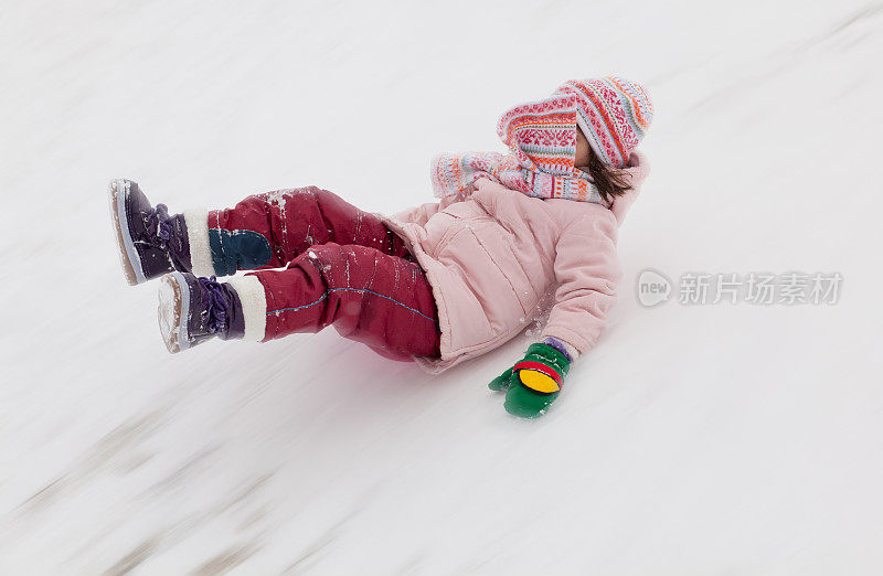 有趣的小女孩在雪地上