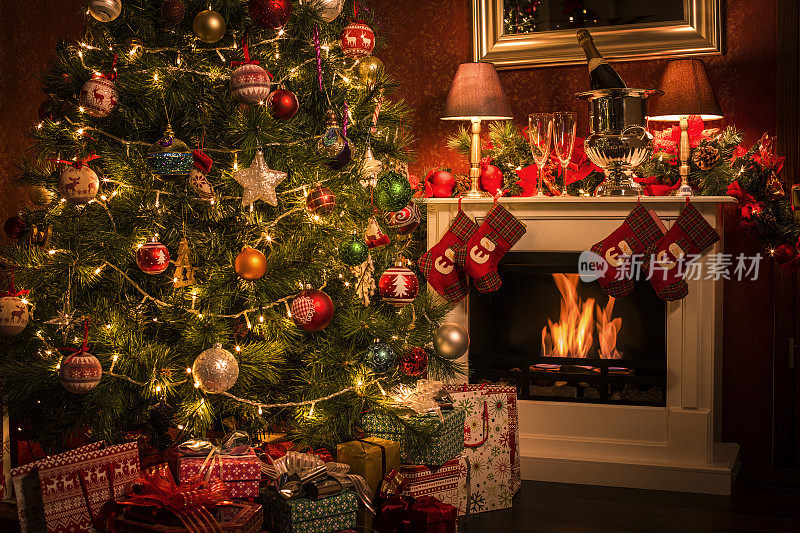 用礼物装饰圣诞树和用香槟装饰壁炉