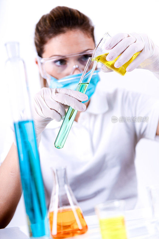 女研究员科学家在实验室用烧杯和管子做实验