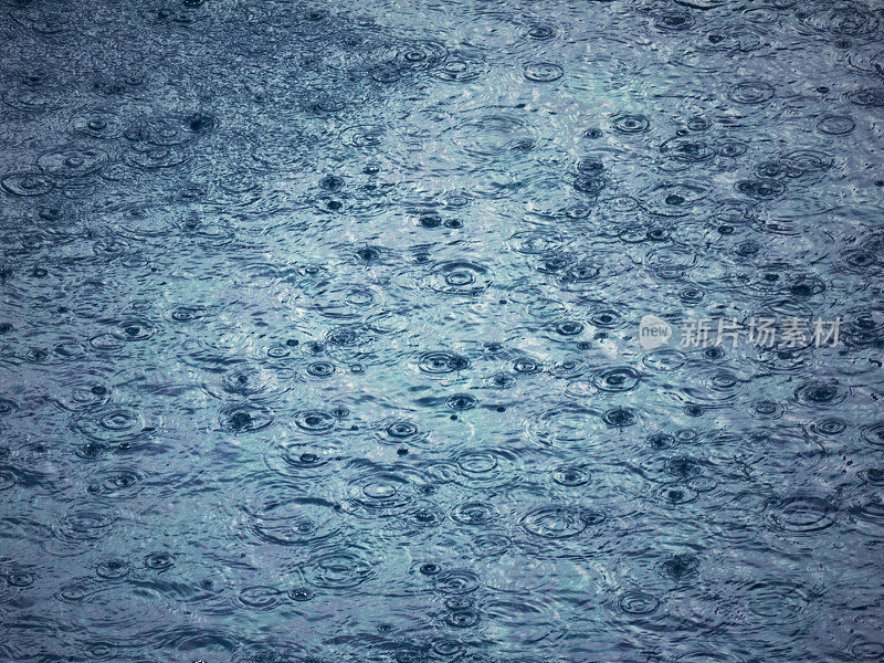 雨滴在水面上留下的凹痕