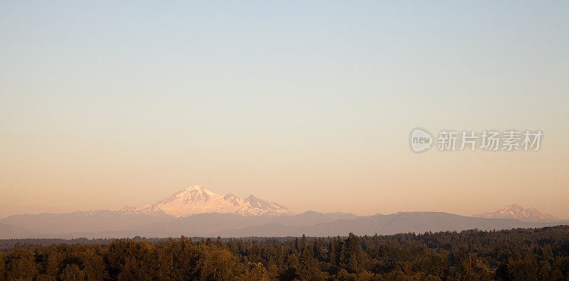 贝克山和另一座火山北喀斯喀特山脉