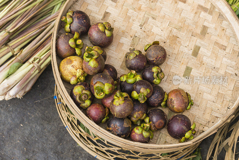 巴厘岛传统街头市场出售的山竹热带水果
