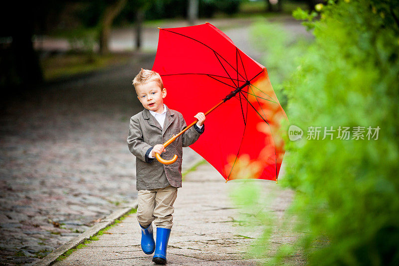 四岁的小绅士，带着伞
