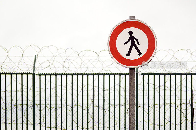 有“禁止侵入”标志的围栏和带刺铁丝网