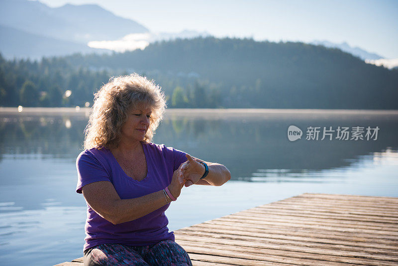 一位戴着健身手表的老年妇女