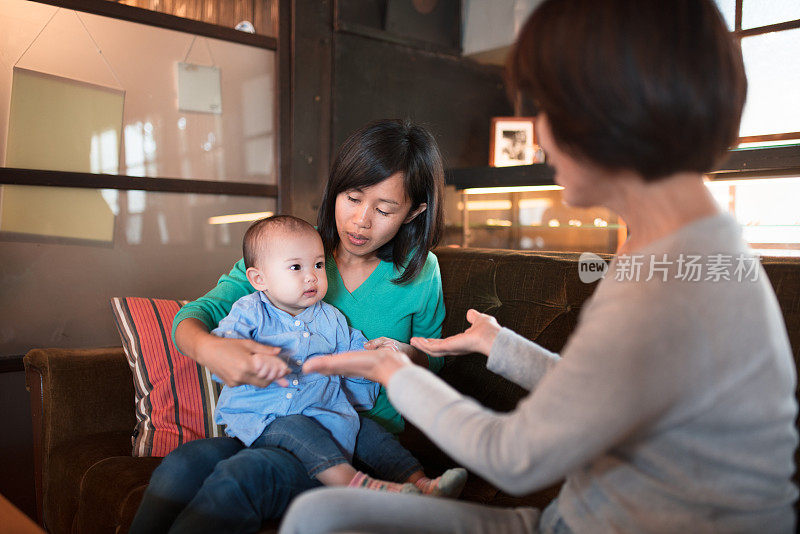 多代同堂和孙女一起玩