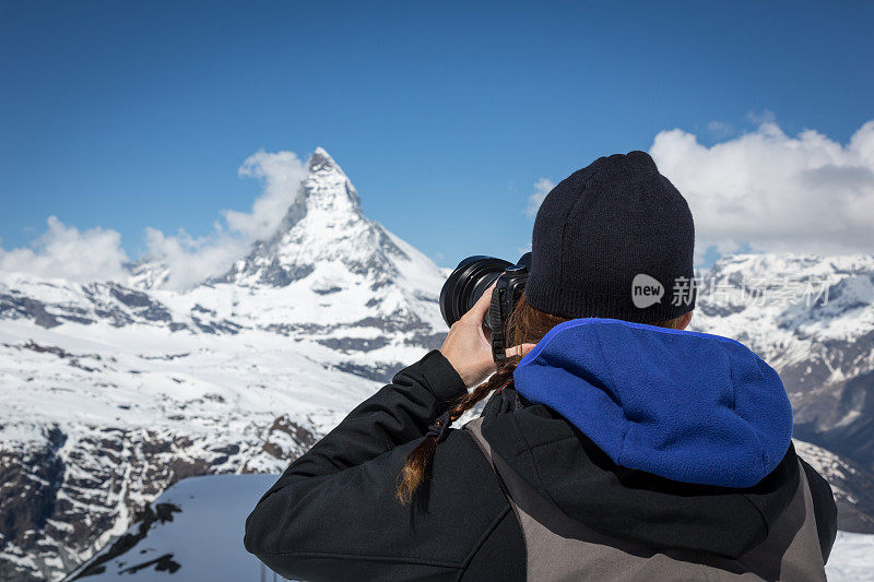 用单反相机拍照的女摄影师，马特洪峰，瑞士