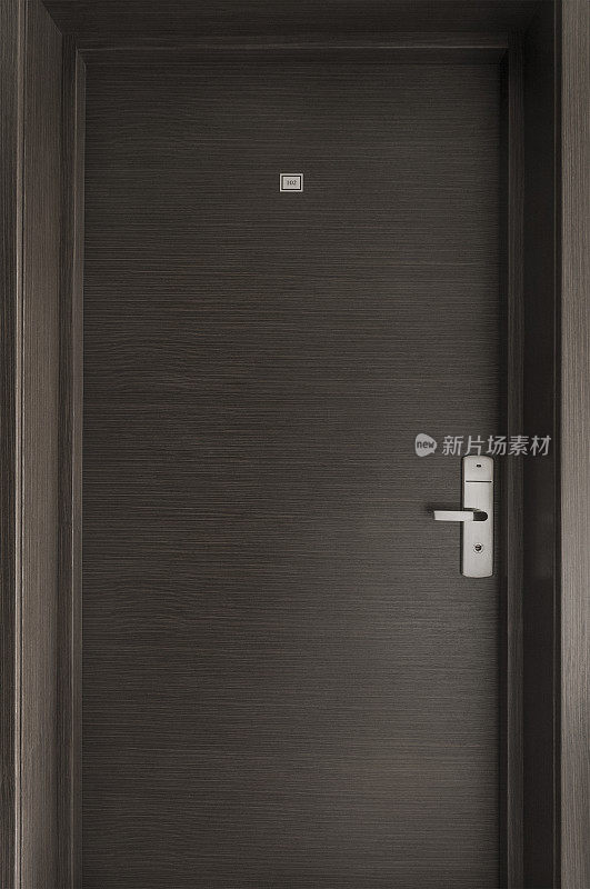 黑色的木门和门把手通向酒店房间
