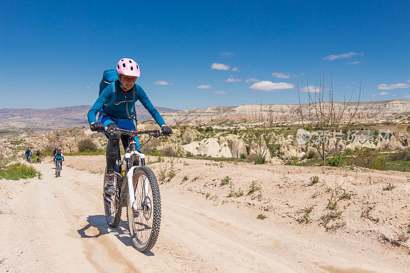 在沙地卡帕多基安公路上骑车登山，土耳其