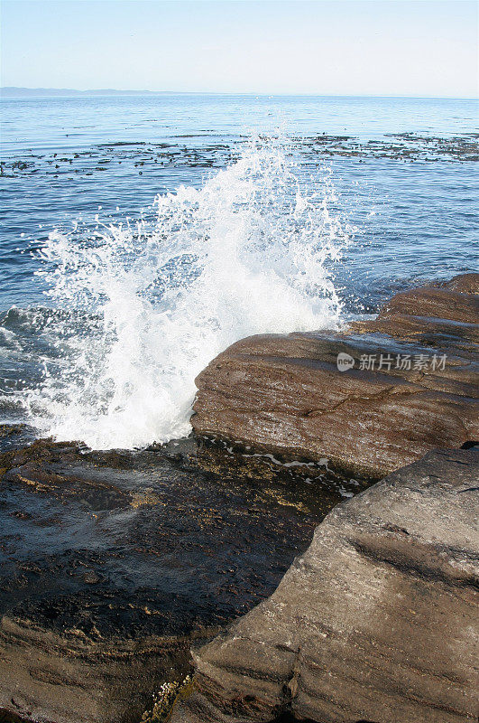 海浪冲击着岩石海岸