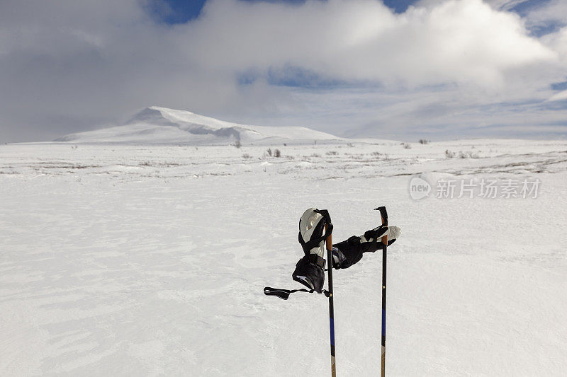 冬季的山地景观有滑雪道和滑雪杆。