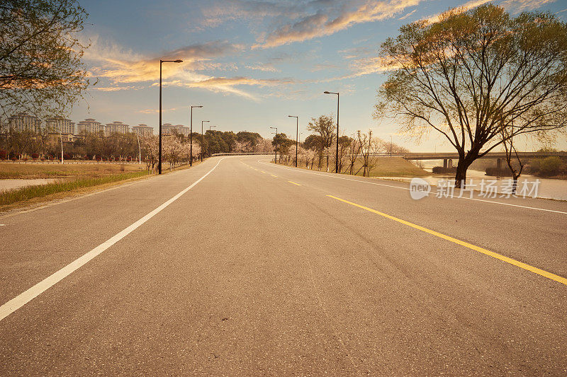 通往中国远郊的弯弯曲曲的道路