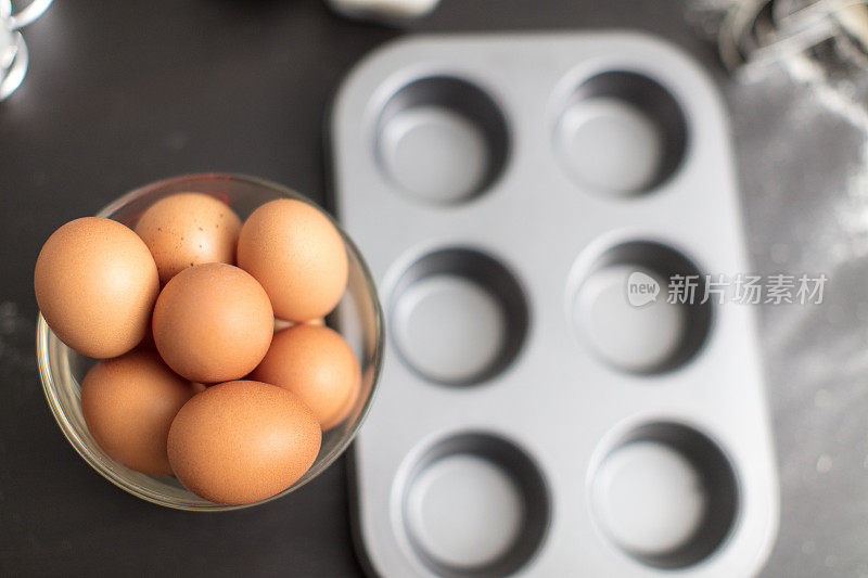 做姜饼和饼干的女人