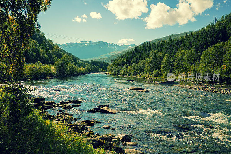 山河在秋天。挪威