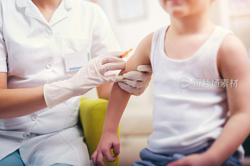小儿科医生给小男孩接种疫苗