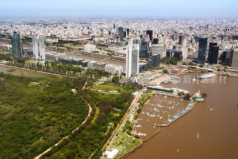 从空中俯瞰布宜诺斯艾利斯的马德罗港附近