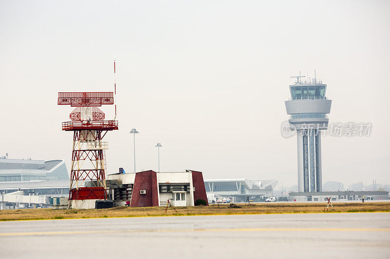 机场管制塔台和雷达通讯塔台