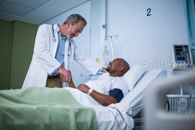快乐的医生和病人在病房里握手