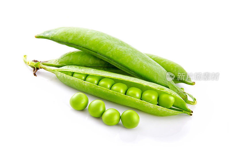 新鲜的绿色豌豆荚和种子孤立在白色