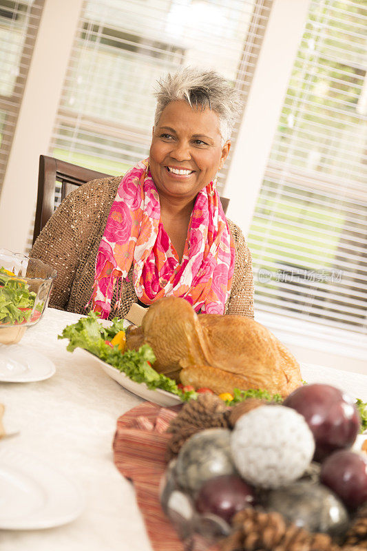食物:年长女性在与家人共进晚餐前微笑。