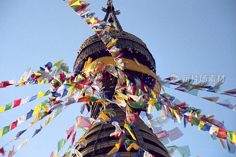 斯瓦扬布纳特神庙上的祈祷旗