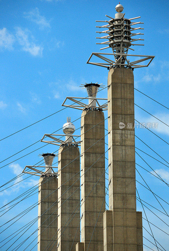堪萨斯城，密苏里州:4个混凝土柱和钢悬索