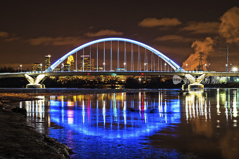 明尼阿波里斯市的照明劳里大道大桥。