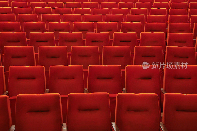 电影院或剧院的空椅子