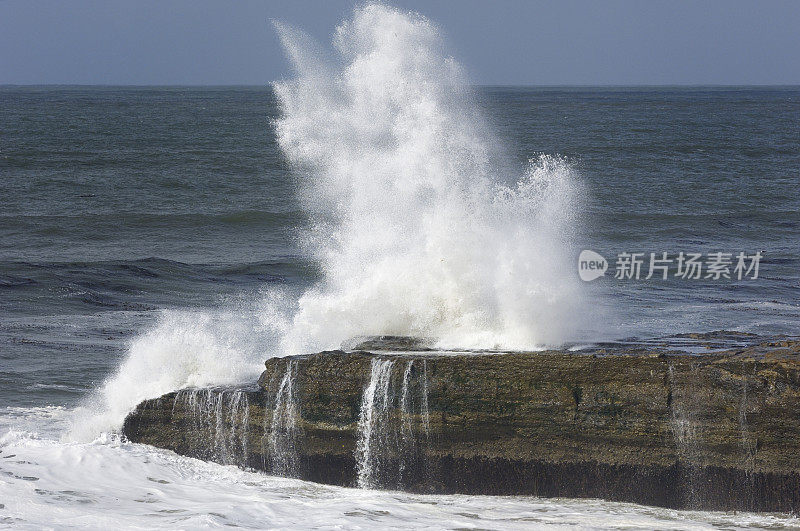 海浪冲击着加利福尼亚的岩石海岸