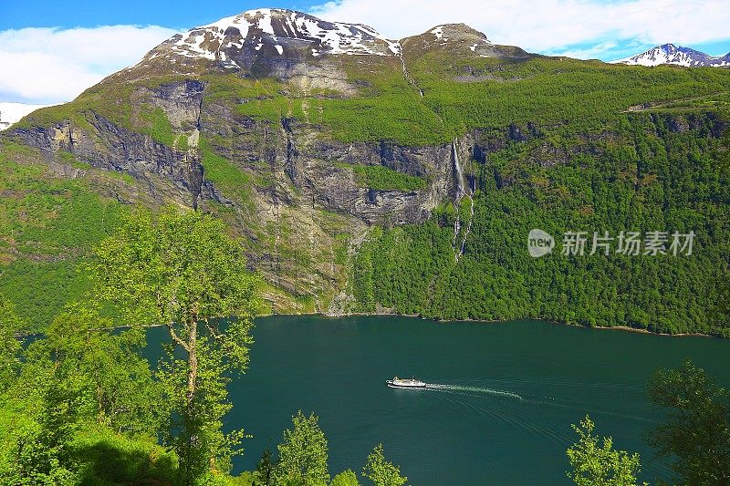 挪威天堂:Geirangerfjord景观和船舶穿越水域，挪威，斯堪的纳维亚半岛