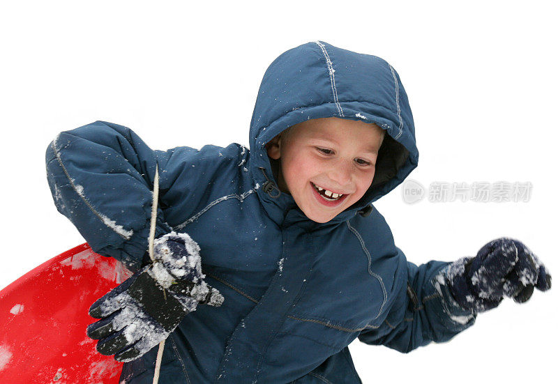 快乐的男孩扛着雪撬