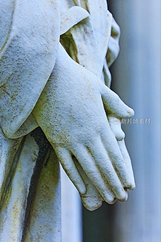 圣母可爱的天使虔诚的双手合十祈祷，雷克莱塔墓地