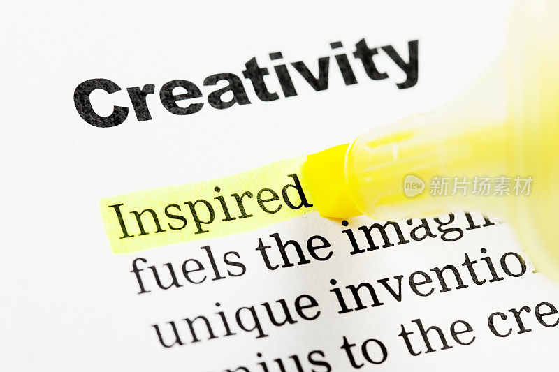 在“创造力”标题下，“灵感”一词。用黄色突出显示