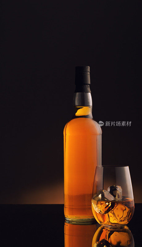 威士忌酒瓶和玻璃杯