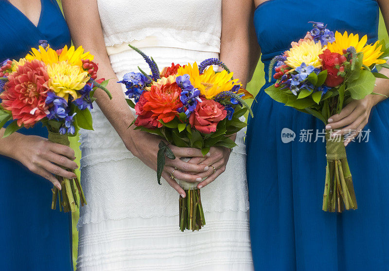 新娘和伴娘大胆的充满活力的彩色婚礼花束