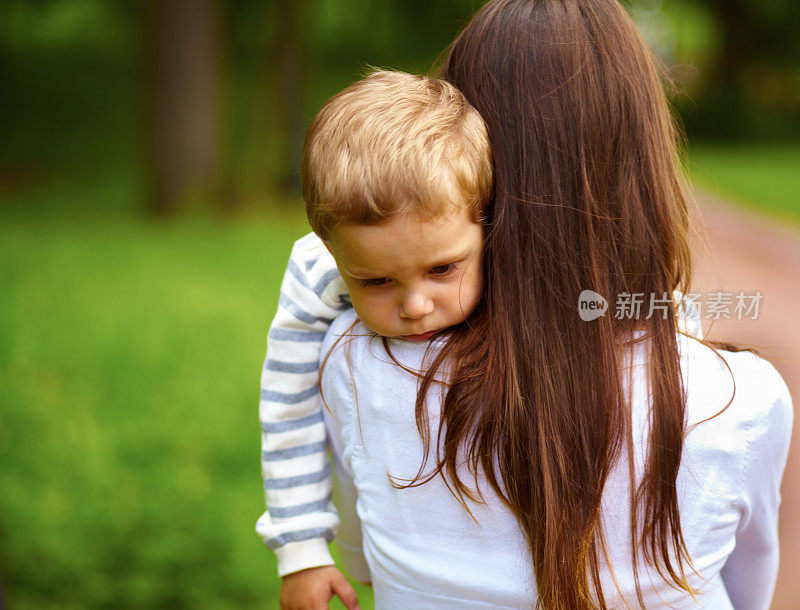 母亲和她肩上睡着的儿子的肖像