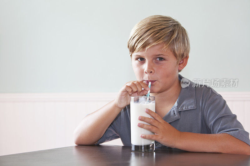 男孩喝着一杯牛奶