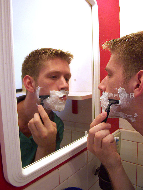 早上刮胡子