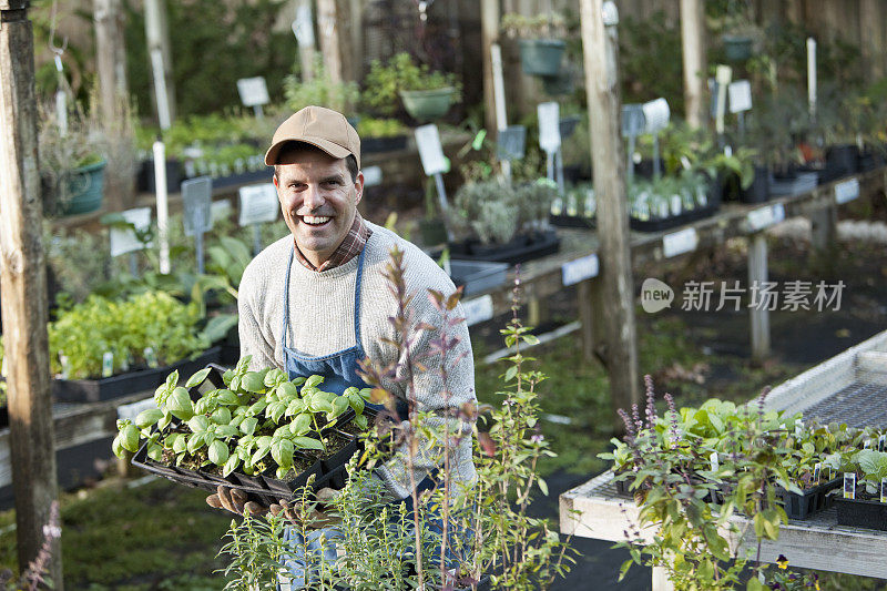 在苗圃工作的人