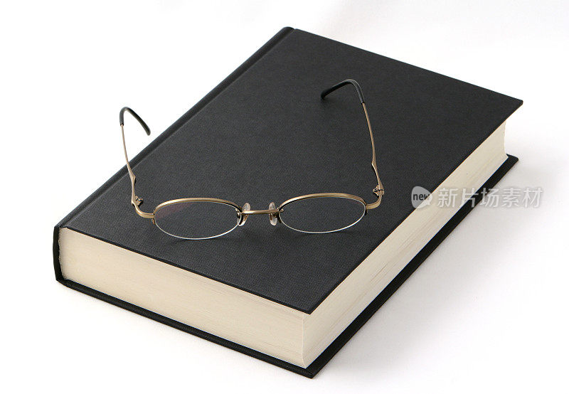 阅读眼镜上的黑书。